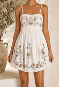 Robe blanche brodée bohème